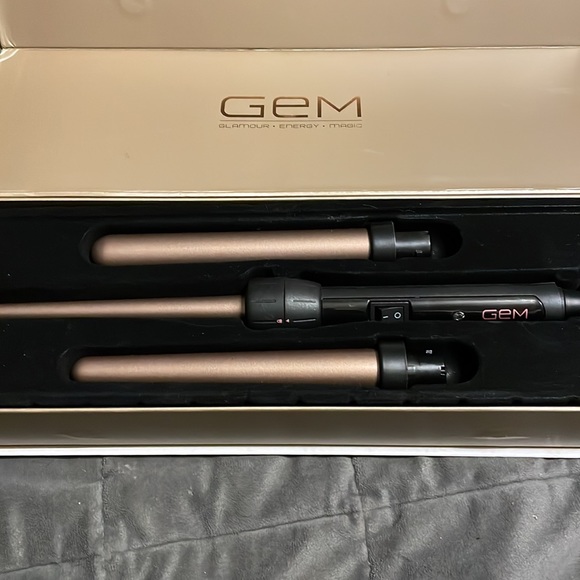 Never used curling iron - Picture 2 of 3